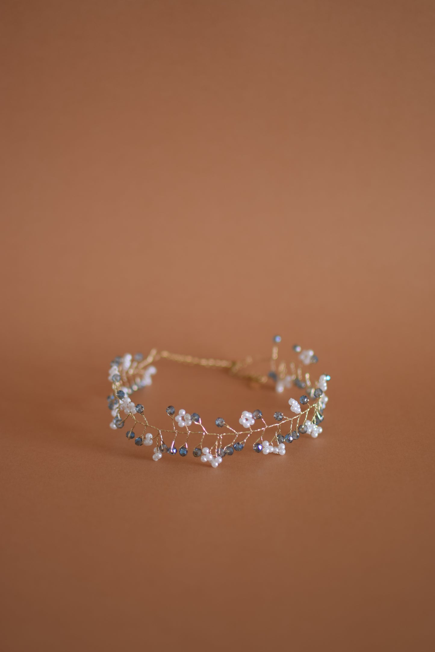 Gargantilha fina flores e azul