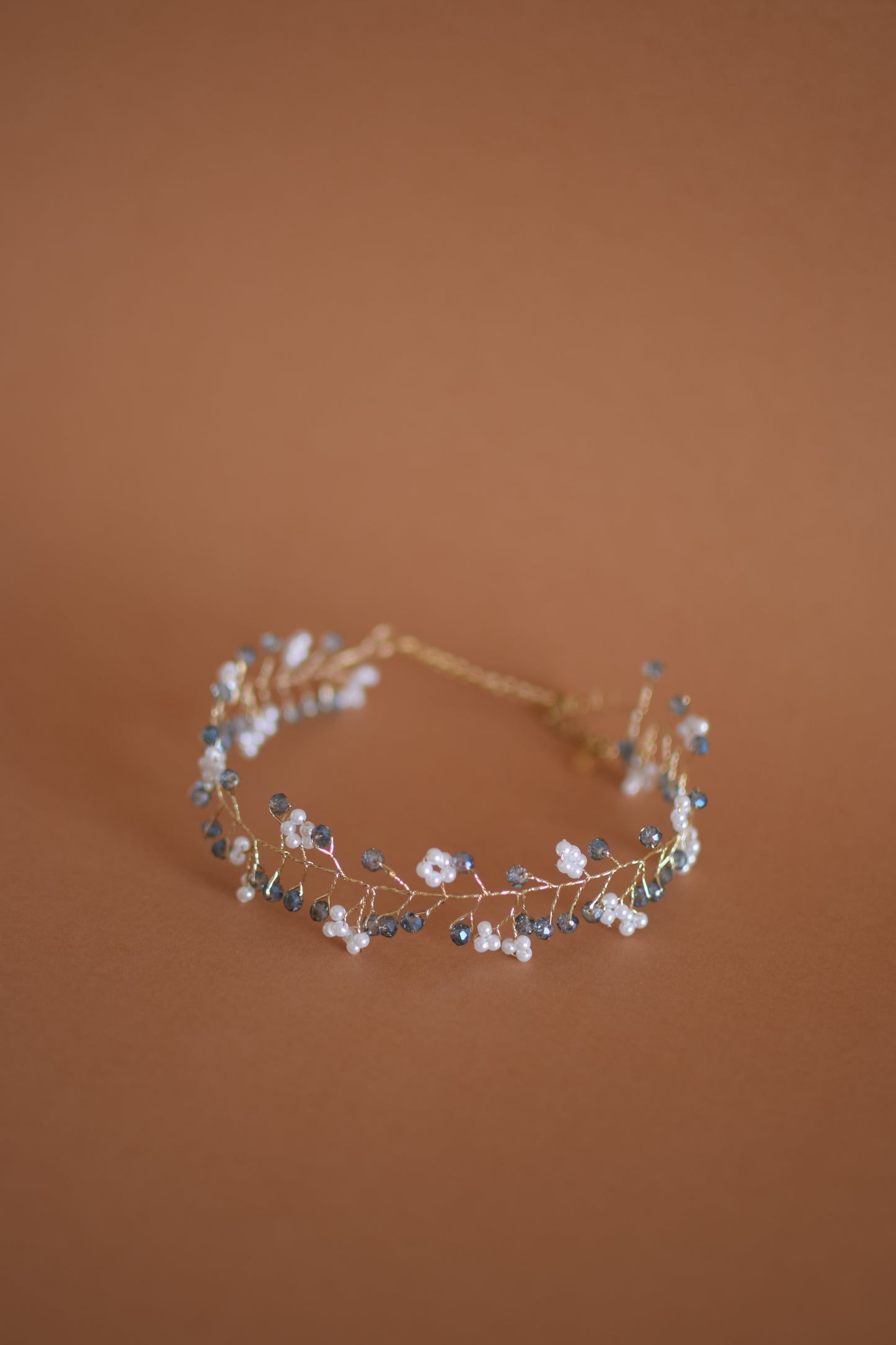 Gargantilha fina flores e azul