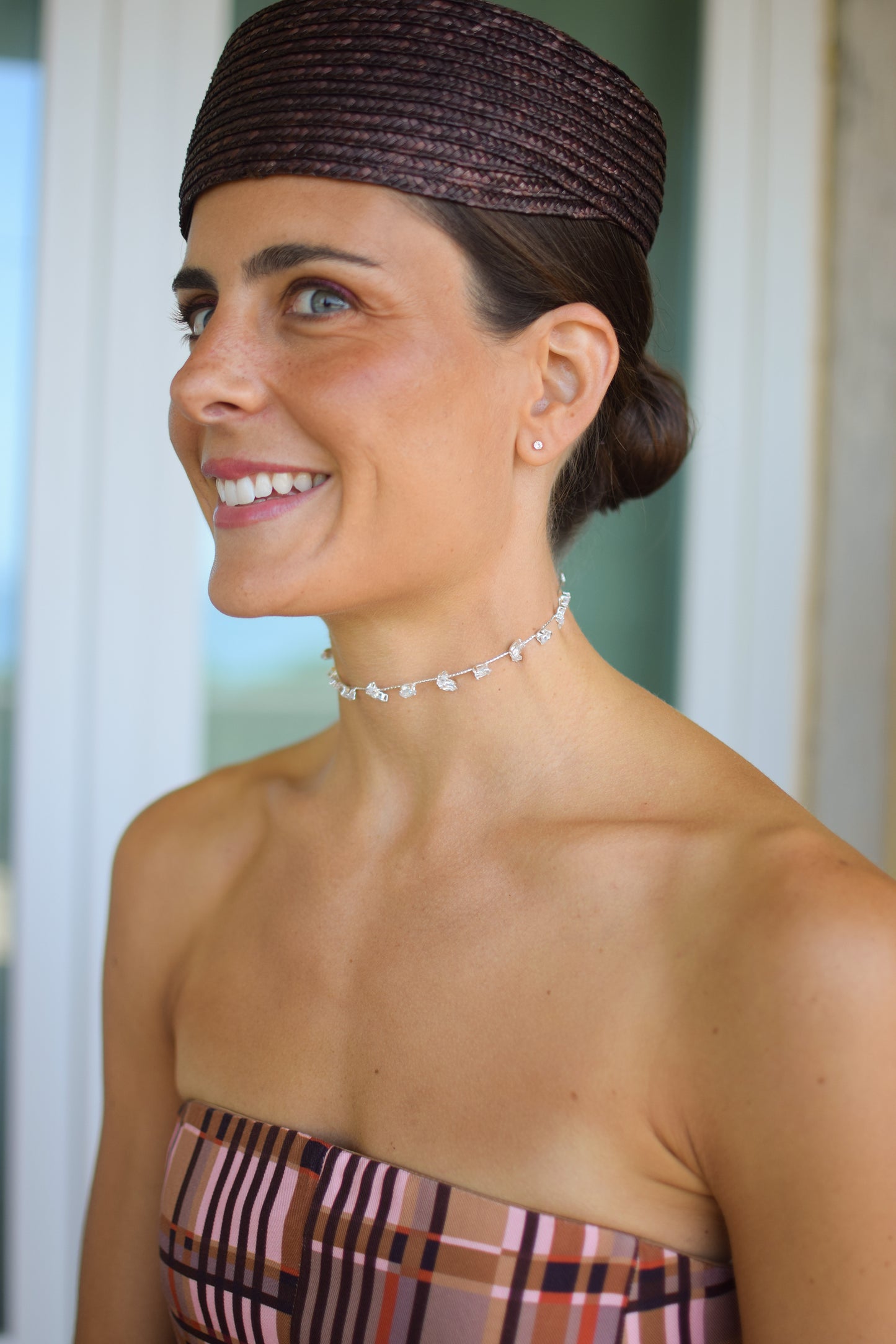 Gargantilha prateada fina
